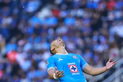 ¿Por qué Giorgos Giakoumakis salió enojado ante Necaxa si Cruz Azul ya ganaba en ese momento?