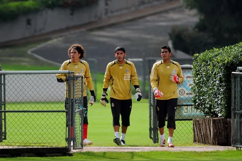 Ricardo La Volpe elige entre Chuy Corona y Guillermo Ochoa.