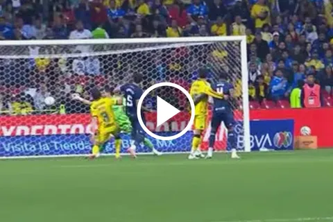 Golazo de Chiquete en un primer tiempo de lujo.